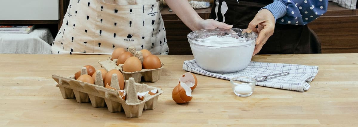 Préparation de la recette mousse au chocolat classique avec blancs en neige et chocolat fondu