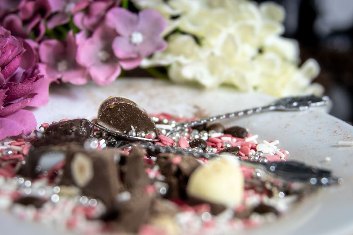 Comparatif visuel des textures de mousse au chocolat classique et sans oeuf